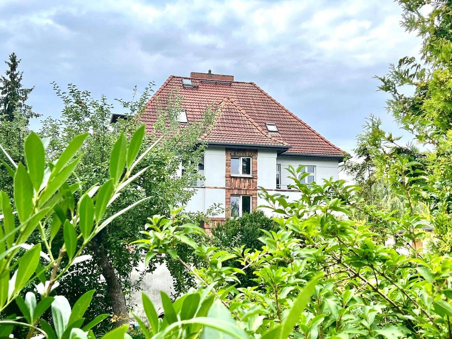 Stilvolles Mehrfamilienhaus mit 3 Wohneinheiten in grüner Wohnlage – Oranienburg – Bild 1 von 9