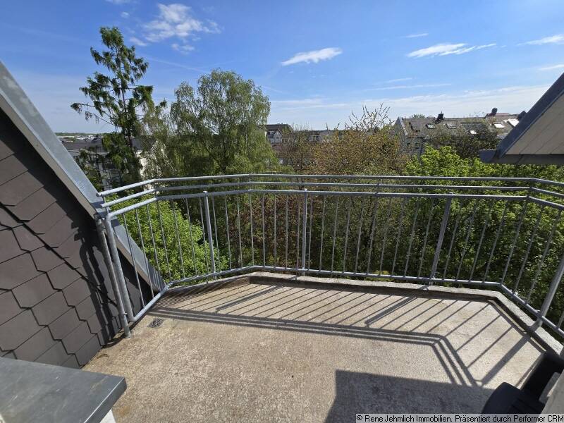 Lichtdurchflutete Wohnung im Dachgeschoss mit hohen Decken, Lift, großer Terrasse und TG – Chemnitz – Vorschaubild 2