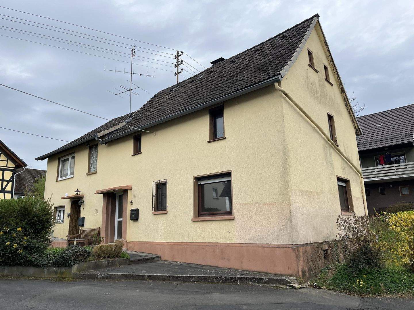 Teilvermietetes Doppelhaus mit Nebengebäude in Stadtnähe! – Altenkirchen (Westerwald) – Vorschaubild 2