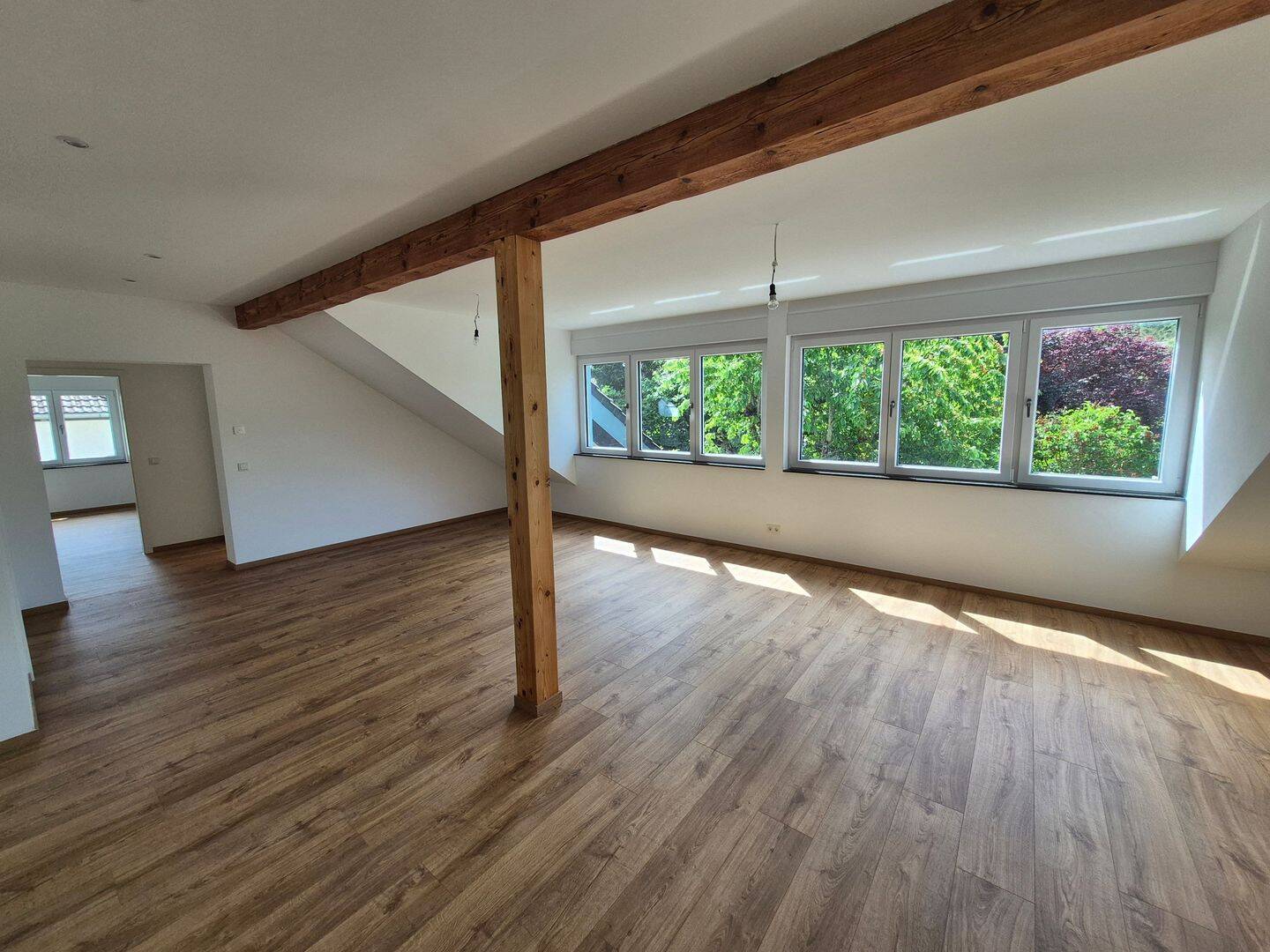 Erstbezug: helle 4-Zimmer-DG-Wohnung mit Küche, Fußbodenheizung und Garten