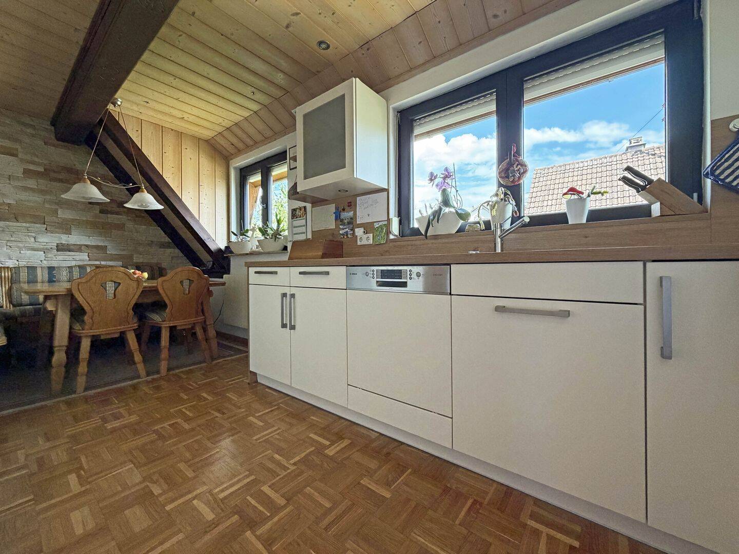 Doppelt wohnen, einfach glücklich. 2 Wohnungen. 6 Zimmer auf 163 m². Gartenoase. Terrassen. Garagen. – Aldingen – Vorschaubild 8