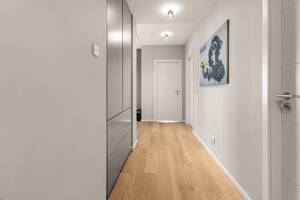 Wohnen im 16. Stock mit spektakulärer Aussicht - Vollmöblierte Luxuswohnung im ROOTS – 20457 Hamburg – Vorschaubild 3