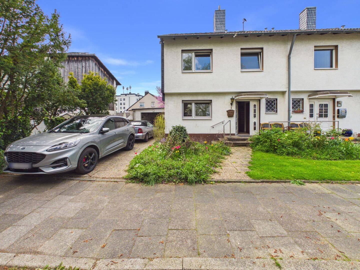 Familienglück mit Pool - Ihr neues Zuhause mit Potential – Bergisch Gladbach – Bild 1 von 9