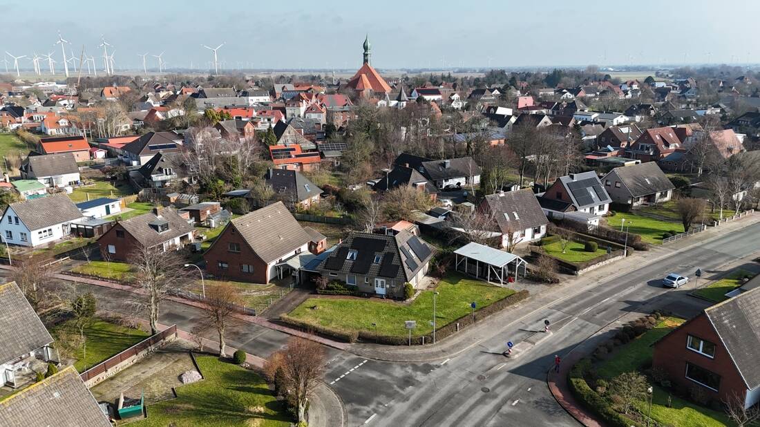 Familienfreundliches Einfamilienhaus mit PV-Anlage, Wärmepumpe & Garten – Wesselburen – Vorschaubild 2