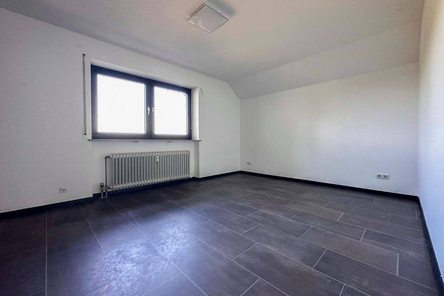 Großzügiges Zweifamilienhaus mit Traumgarten, Balkon, Wintergarten & Doppelgarage – Heßdorf – Vorschaubild 8