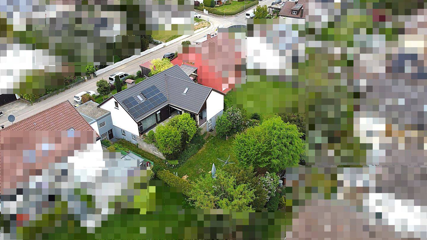 Großzügiges Einfamilienhaus / Bungalow mit Einliegerwohnung und Garten in Friolzheim