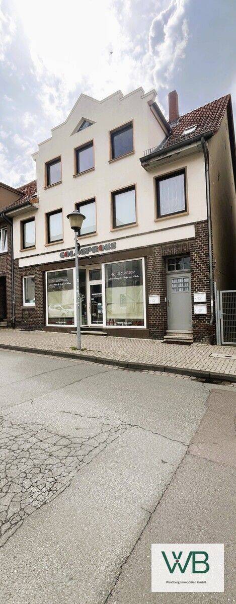 Einziehen und wohlfühlen: Moderne Dachgeschosswohnung in gepflegtem Wohn- und Geschäftshaus