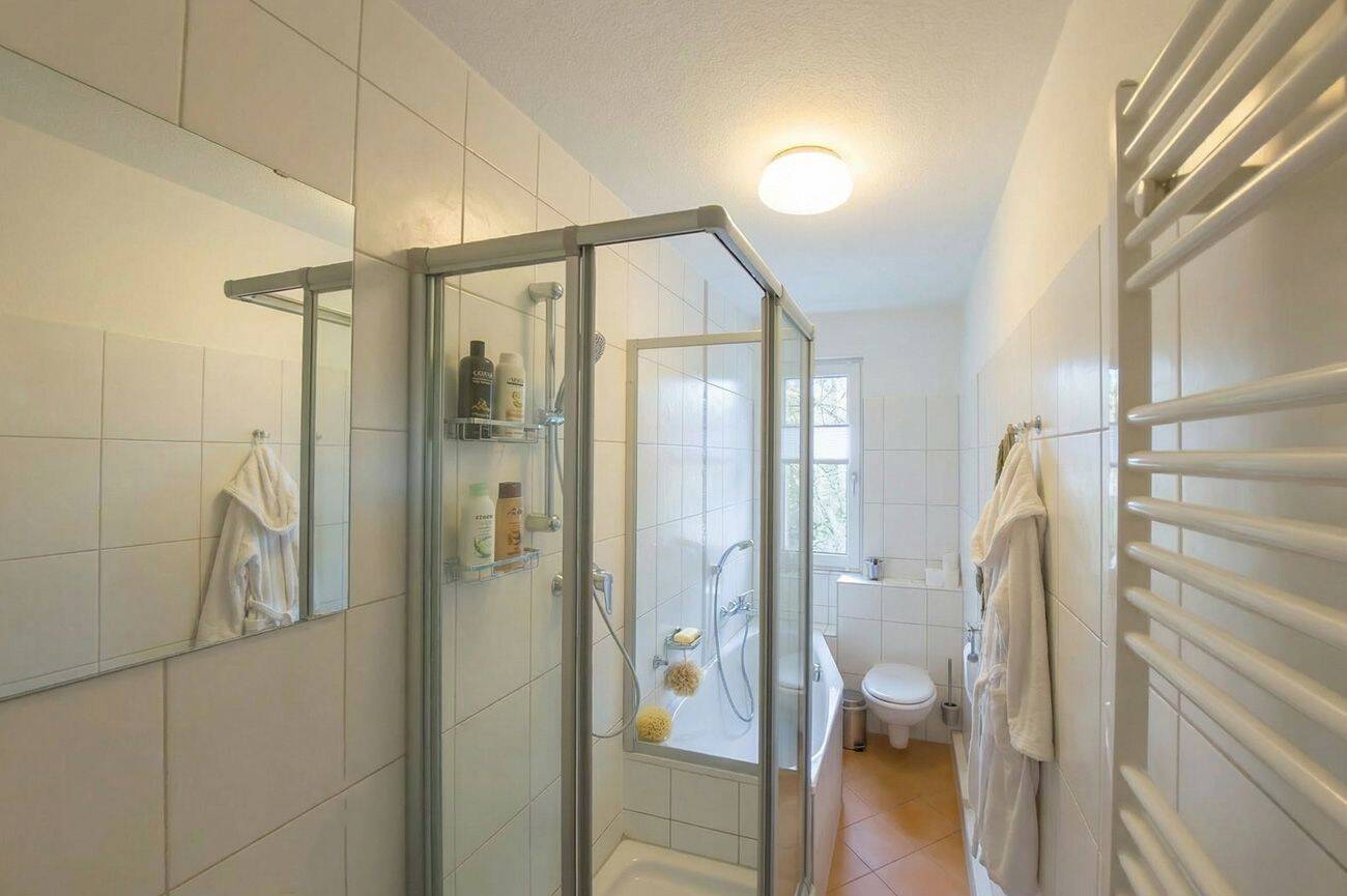 den Sommer auf dem Balkon genießen dazu Bad mit Wanne, Dusche, Fenster – Chemnitz – Vorschaubild 6
