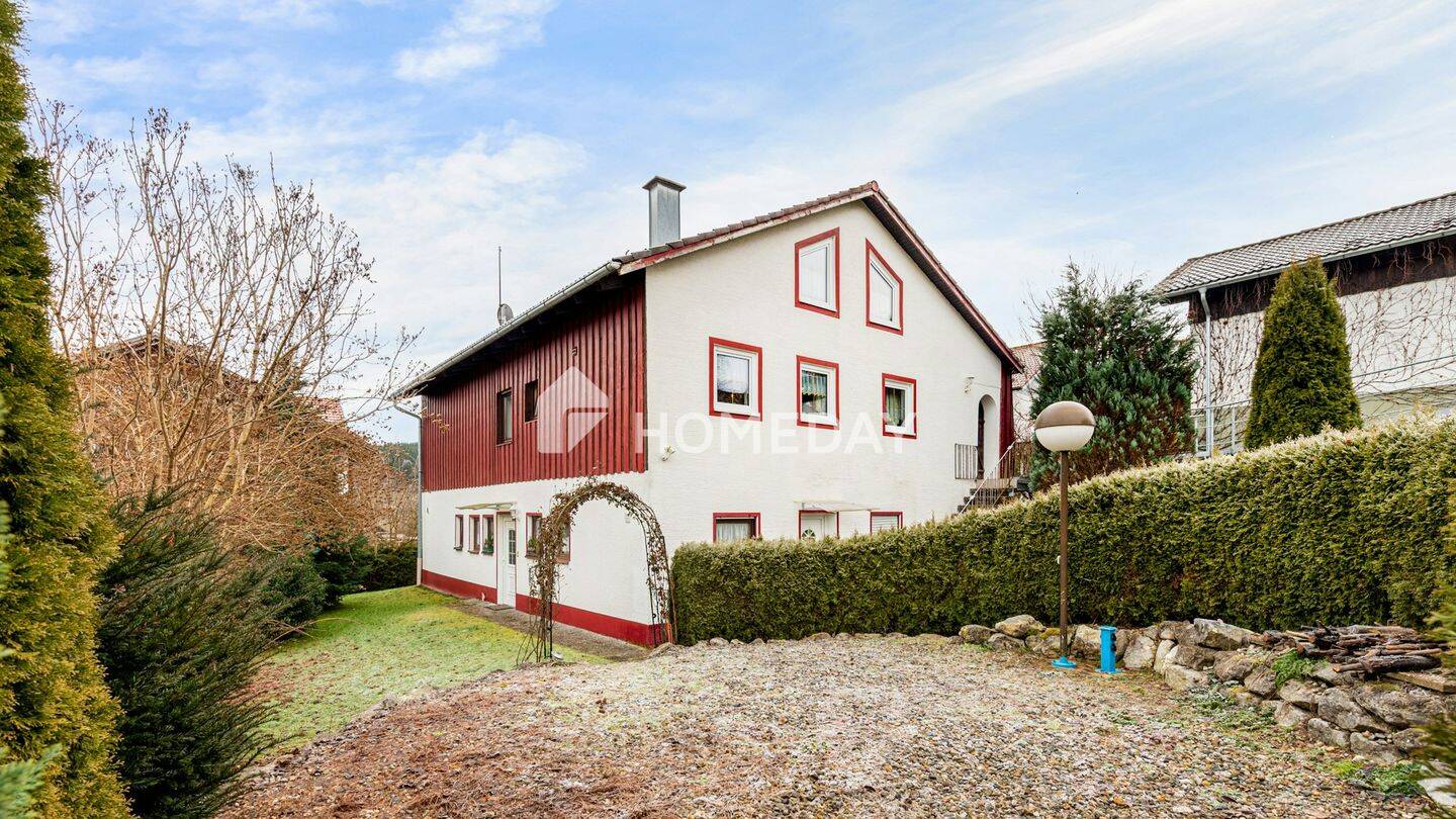 Großzügiges Zweifamilienhaus mit weitläufigem Garten und vielseitigem Wohnkonzept – Weitnau – Bild 1 von 9