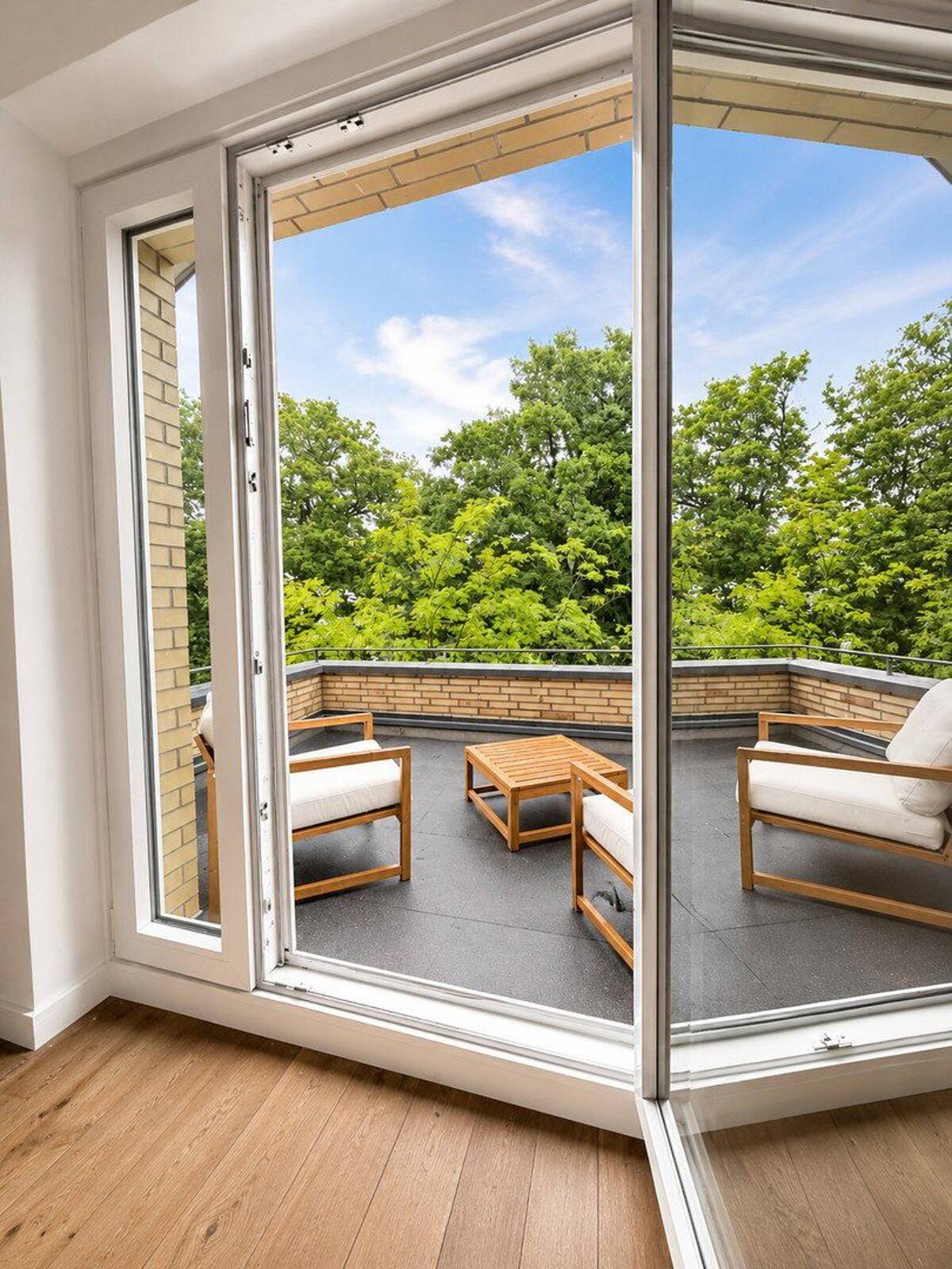 Kernsanierte Altbau-Perle in Nienstedten/Flottbek. Dachgeschosswohnung mit Stellplatz – 22609 Hamburg – Bild 1 von 6