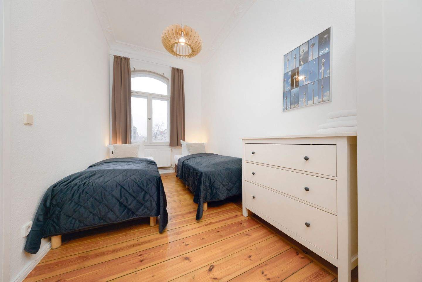 Altbauwohnung mit großem Wohnraum und Blick auf die Greifswalder Strasse – Berlin – Vorschaubild 9