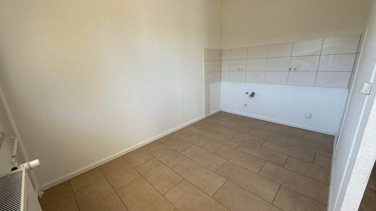 Einbauküche mögl. ! Mit dem Aufzug ins 2.OG - Südbalkon - helle Zimmer u.v.m. – Chemnitz – Vorschaubild 2