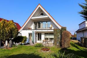 Familienparadies! - Hochwertig saniertes Einfamilienhaus mit Pool und Kamin in ruhiger Siedlungslage