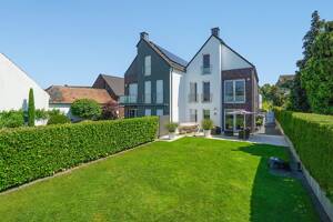 Lichtdurchflutete Doppelhaushälfte mit Kamin, Garten und hoher Energieeffizienz – 40589 Düsseldorf – Vorschaubild 1