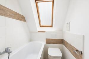Bahnhofsnah! Einbauküche, modernes Bad, Keller: 2019 sanierte Dachgeschoss-Wohnung in Schöneweide – 12439 Berlin – Vorschaubild 7