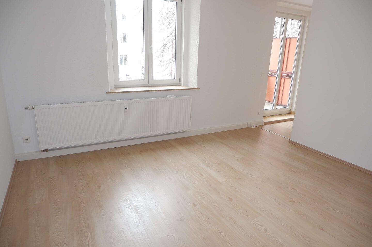 EBK mögl. * Alles NEU !!! Balkon + offener Küche im 1. OG !!! – Chemnitz – Vorschaubild 2