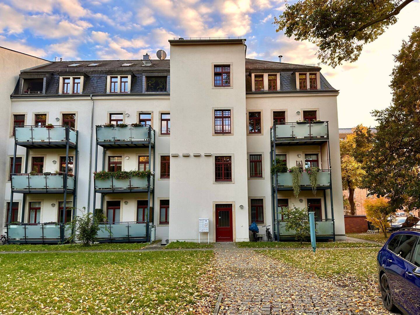 Sonnig und grün! * Hochwertig sanierte Altbauwohnung mit Balkon & großem Grundstück in Dresden * – Dresden – Vorschaubild 2