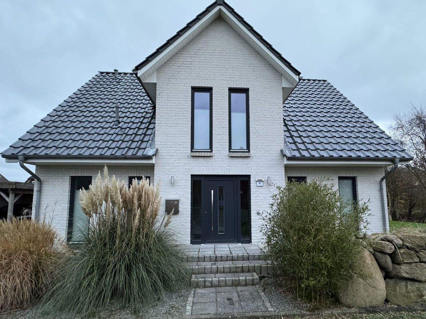 Charmantes Einfamilienhaus mit Einliegerwohnung, Fußbodenheizung und großem Garten – Tating – Bild 1 von 9