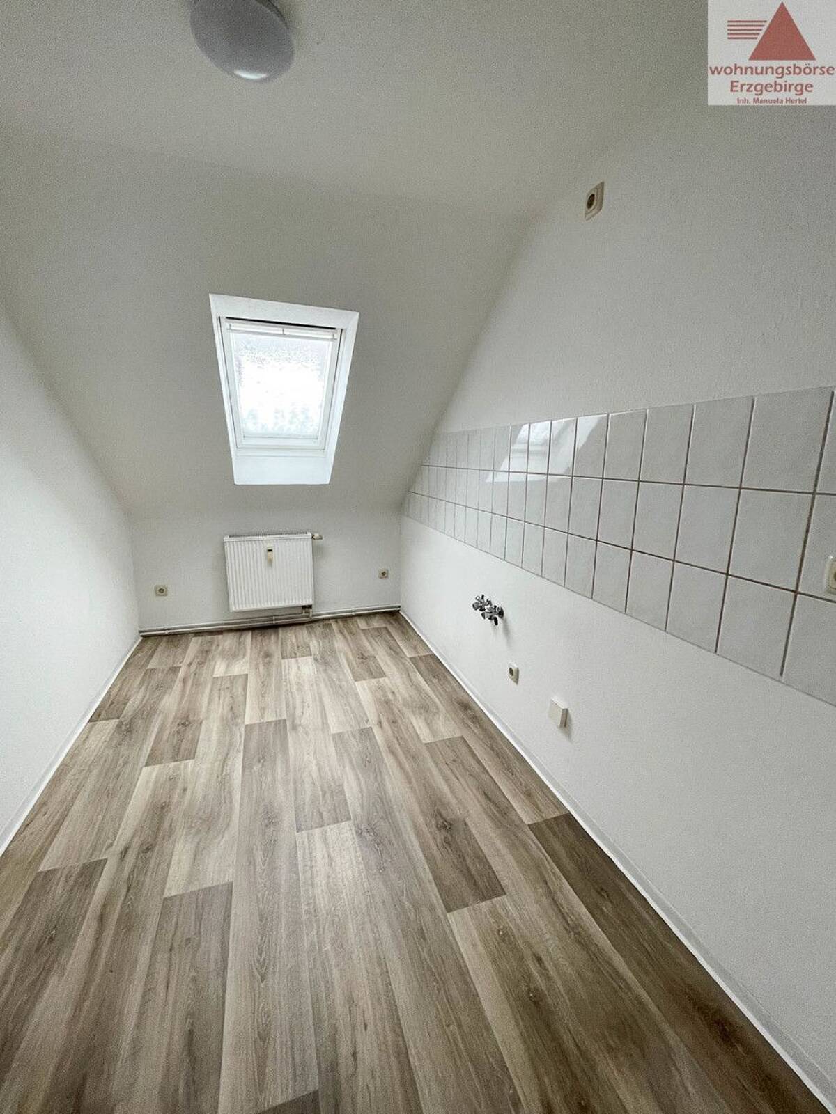 Neue Fußböden! Gemütliche Dachgeschosswohnung in ruhiger Lage von Aue – 8280 Aue – Bild 1 von 4