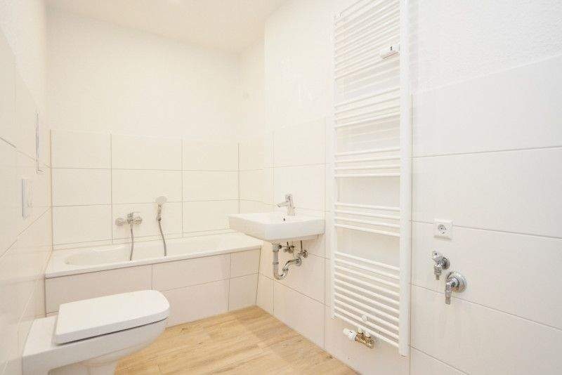 Schickes Wannenbad mit Dusche I Aufzug & Balkon – Chemnitz – Vorschaubild 3