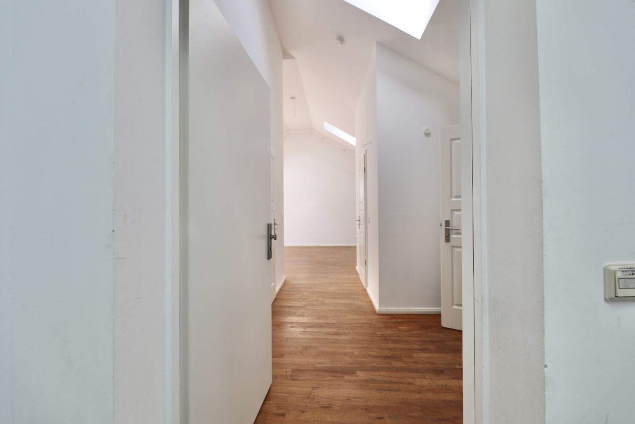 LICHTDURCHFLUTETE DACHGESCHOSSWOHNUNG MIT SONNIGER TERRASSE - OFFENE WOHNLOUNGE - ZENTRAL & RUHIG – Berlin – Vorschaubild 2