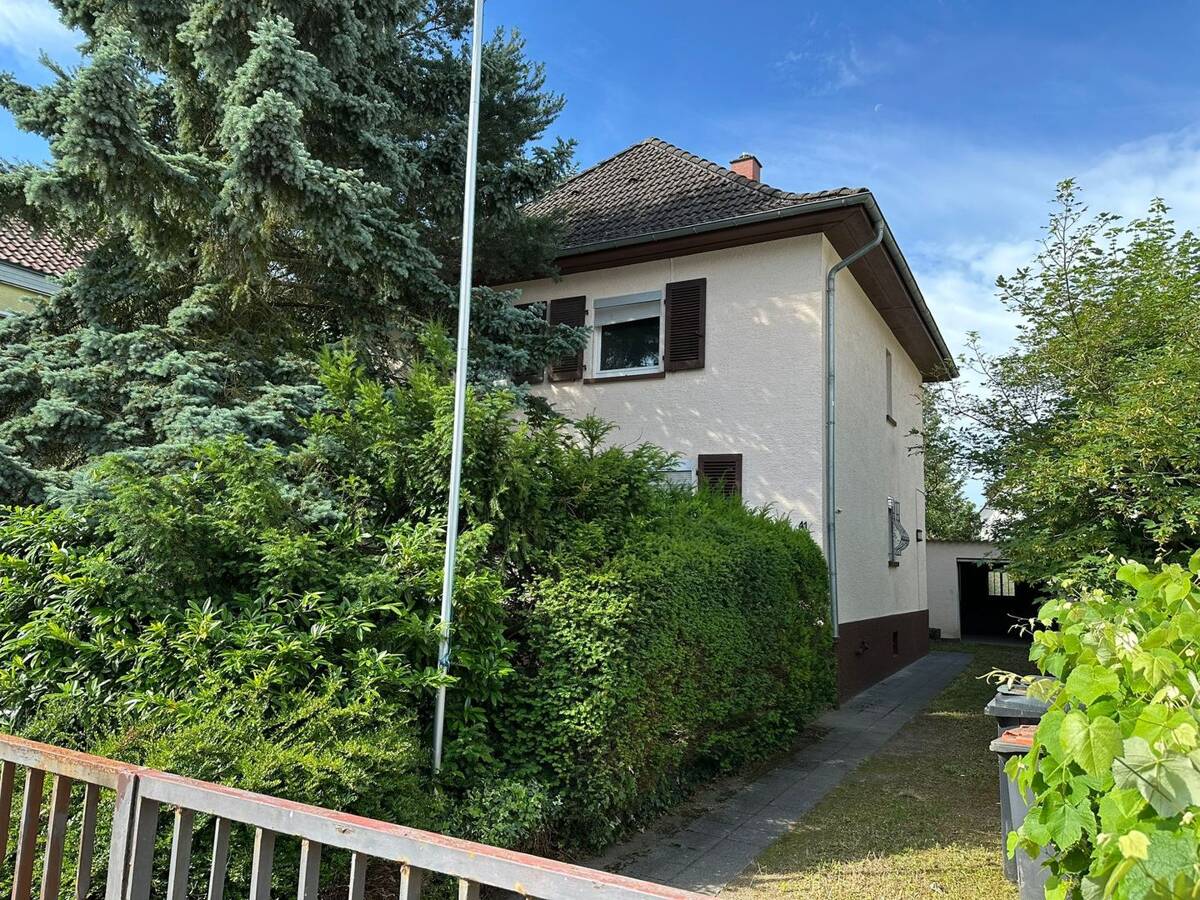 Freistehendes Einfamilienhaus mit großem Grundstück in begehrter Wohnlage am Fuß des Frankensteins – 64297 Darmstadt – Bild 1 von 9
