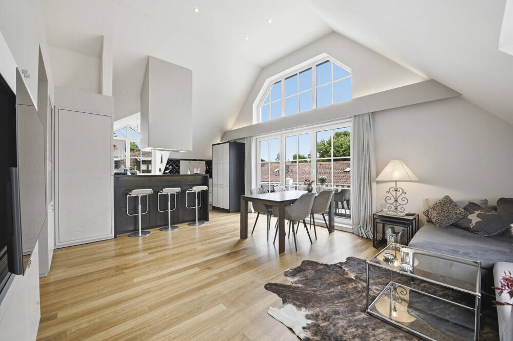 Dachgeschosswohnung mit beeindruckender Gesamtfläche, Terrasse und Balkon und 0,73 % Finanzierung