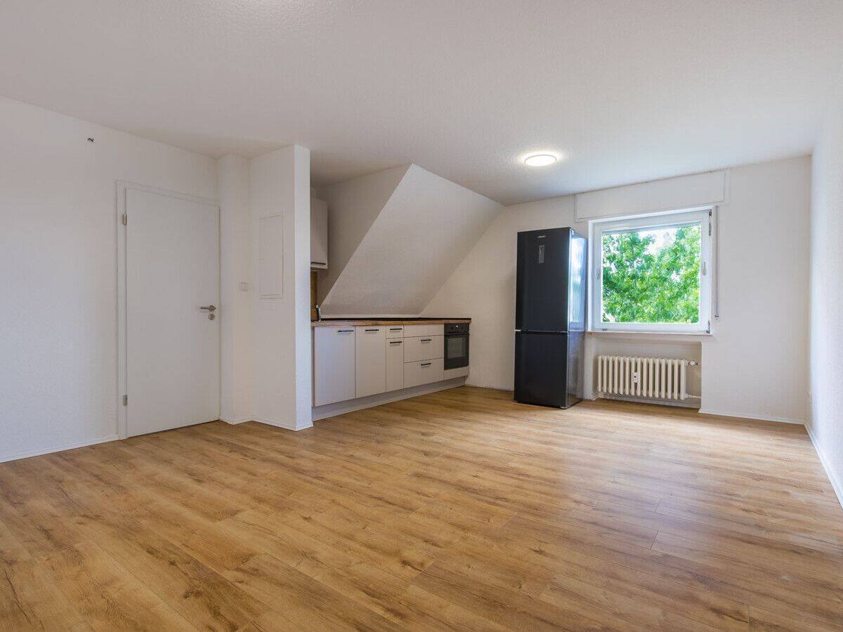MODERNISIERTE 2,5-ZIM-WOHNUNG MIT NEUER EINBAUKÜCHE, GEMEINSCHAFTSGARTEN, STELLPLATZ (KEIN BALKON) – Büren – Vorschaubild 2