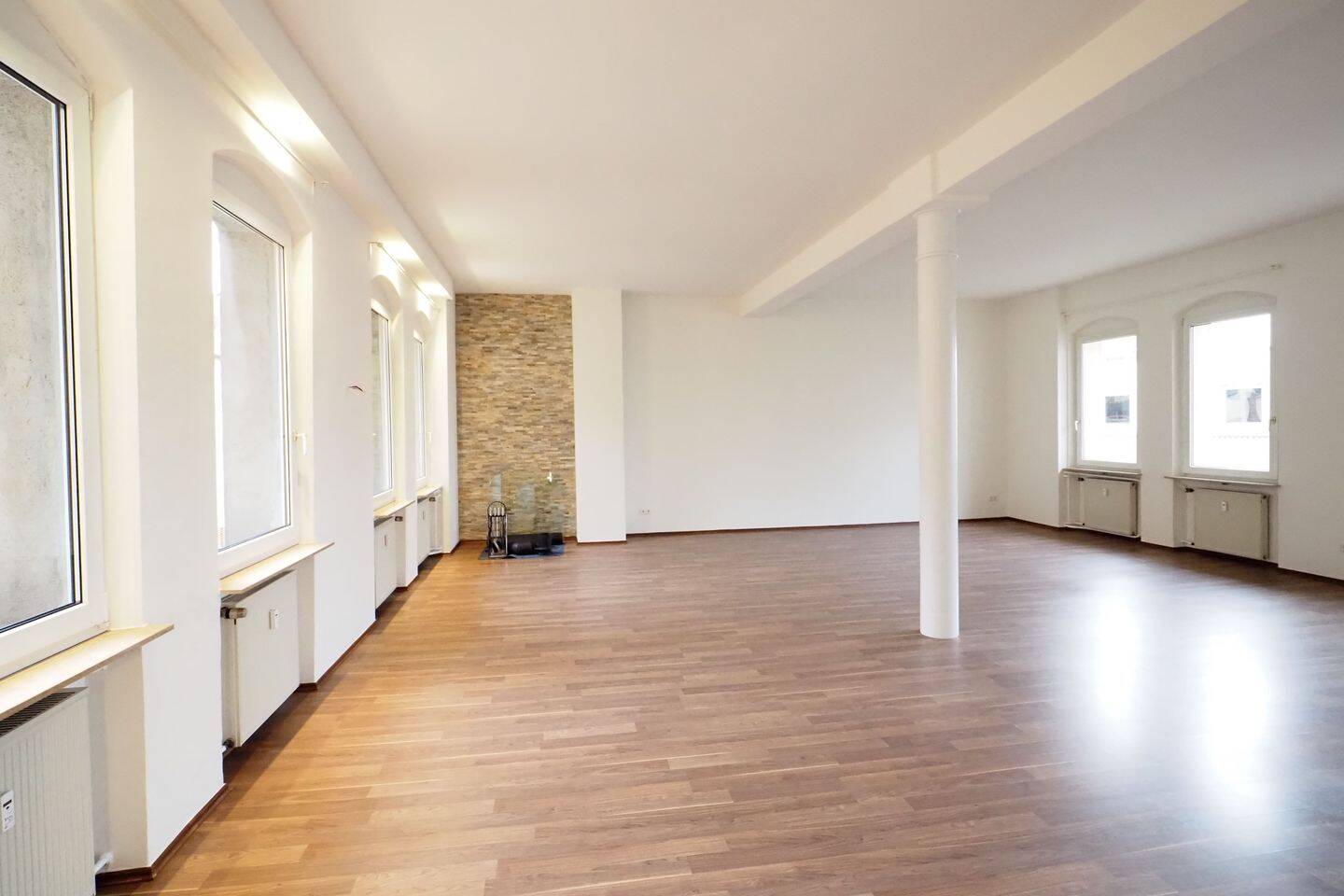 Großzügige, ausgefallene und loftartige 4-Zimmer mit Einbauküche und Balkon in zentrumsnaher Lage in 90429 Nürnberg – Nürnberg – Vorschaubild 2