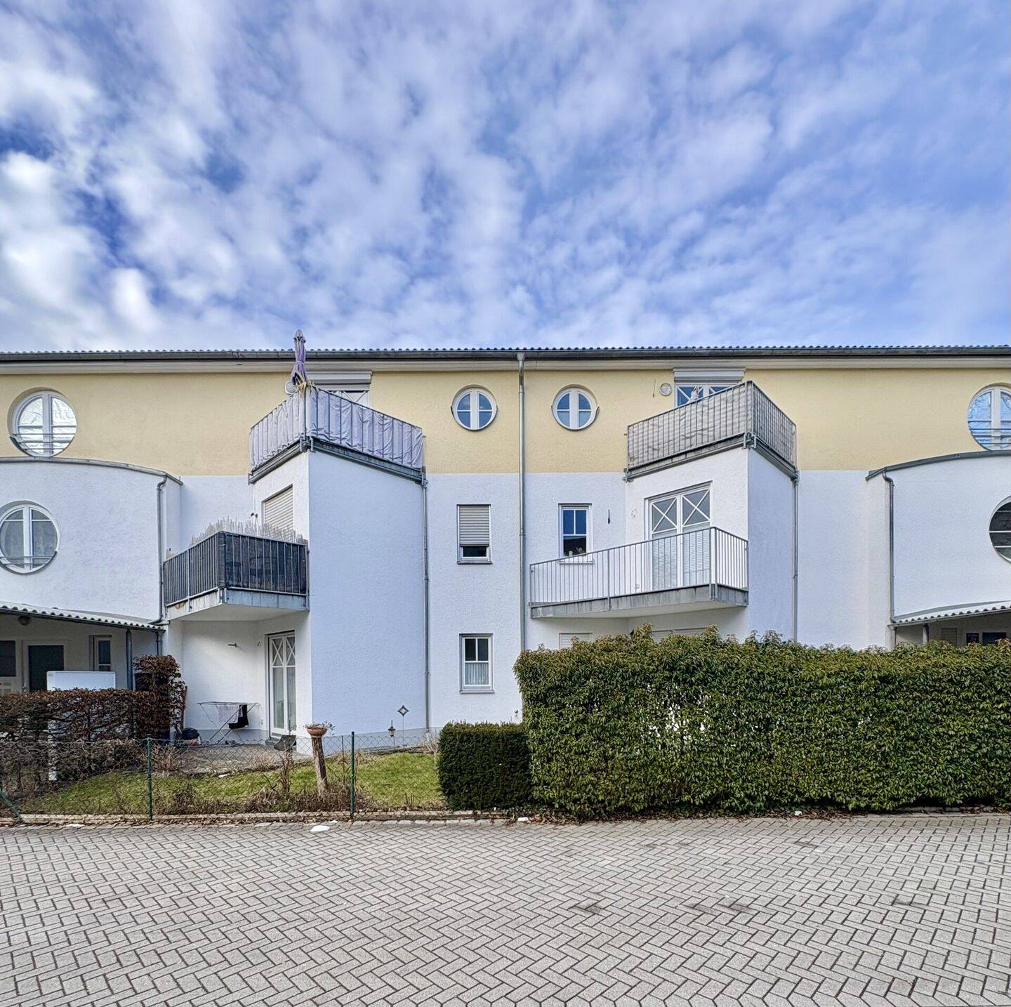 Gemütliche 1-Zimmer-Dachgeschosswohnung mit Balkon, inkl. TG und EBK