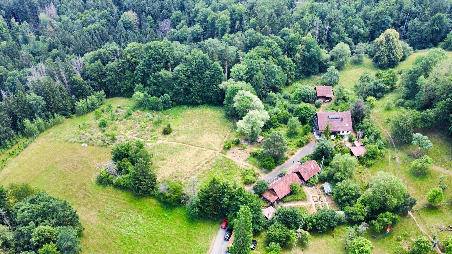 Traumkulisse mit Talblick: 3,5 ha für Wohnen, Arbeit, Freizeit, Tierhaltung und kreative Projekte – Oberrot – Bild 1 von 9