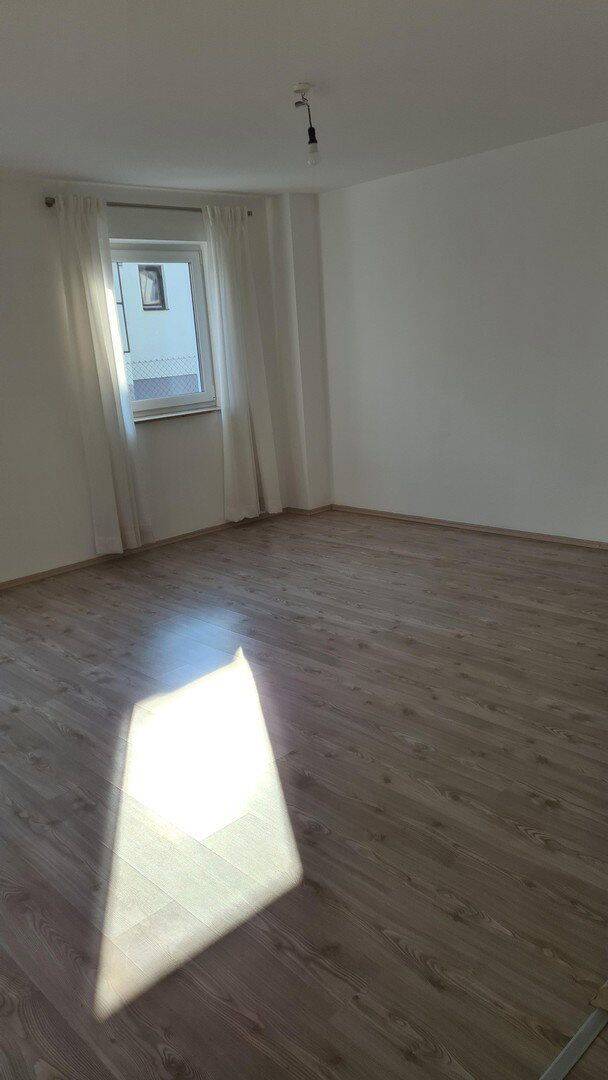 Schöne Wohnung, 2 Zimmer, Küche, Bad, Stellplatz – Ingolstadt – Vorschaubild 4