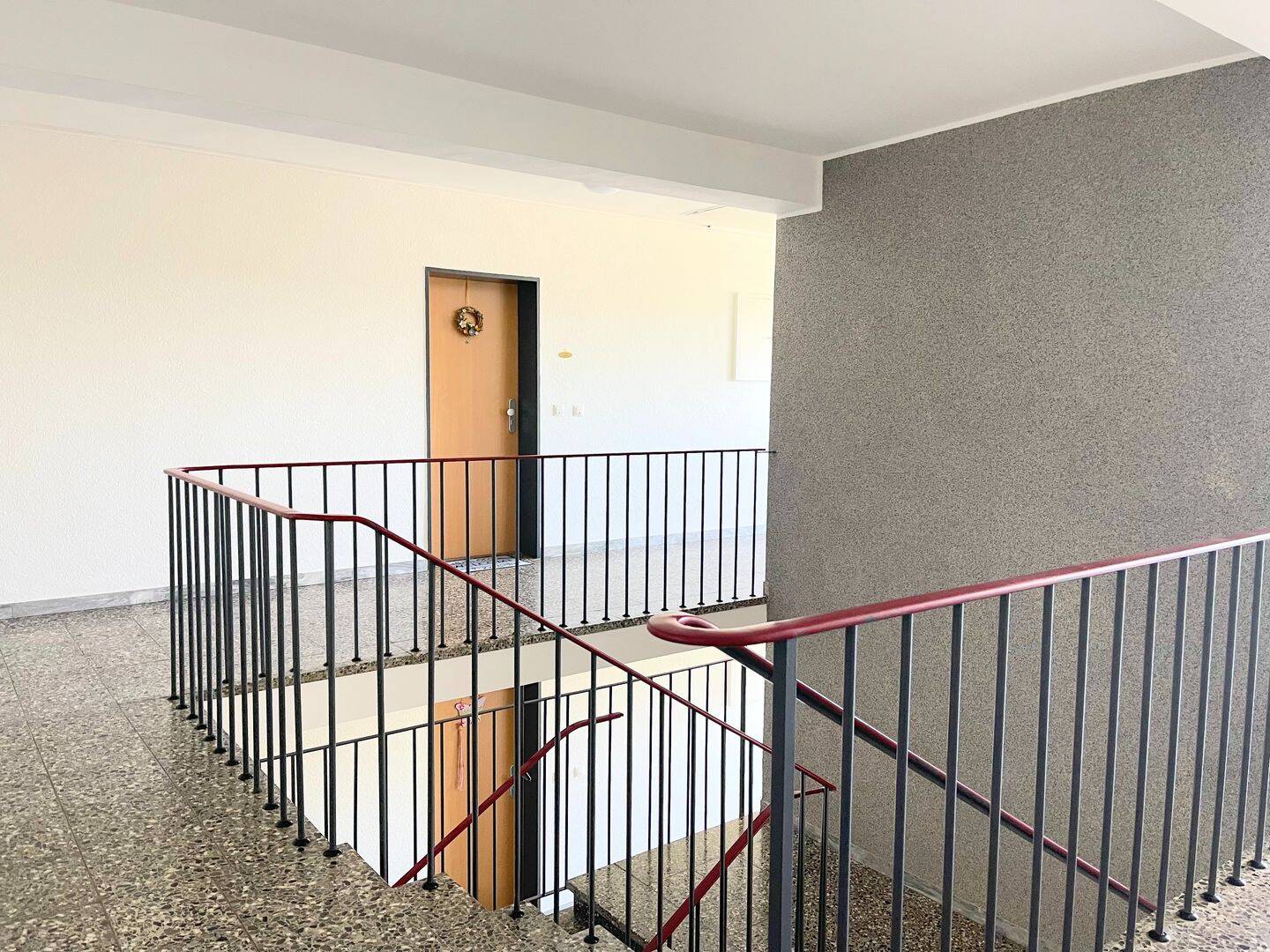 WOHNKOMFORT MIT WEITBLICK: GEPFLEGTE EIGENTUMSWOHNUNG SAMT GARAGE !!! – Hagen – Vorschaubild 2