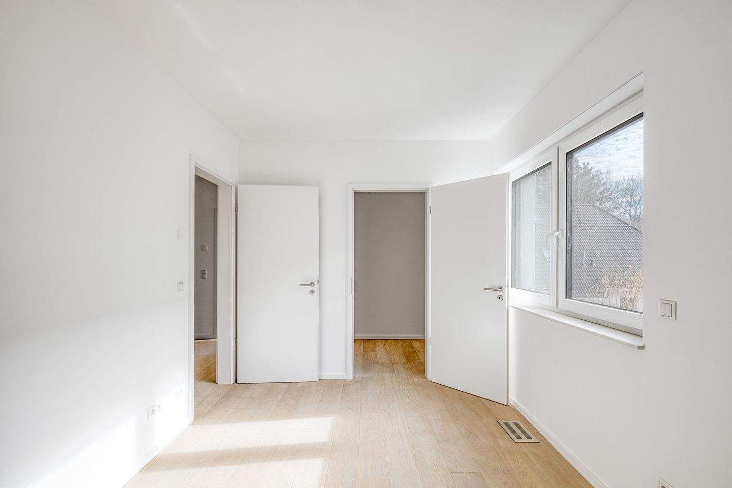 Lichtdurchflutetes Neubau-Einfamilienhaus mit moderner Technik und viel Platz – Falkensee – Vorschaubild 8