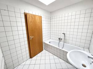 Mitten im Zentrum - Helle 3-Zimmer-Maisonette-Wohnung mit Laubengang und kleiner Garage – Anger 55, 99084 Erfurt – Vorschaubild 9