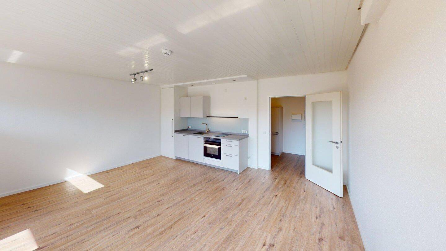 Geräumiges modernes Apparment mit Balkon und Einbauküche – Düsseldorf – Vorschaubild 3