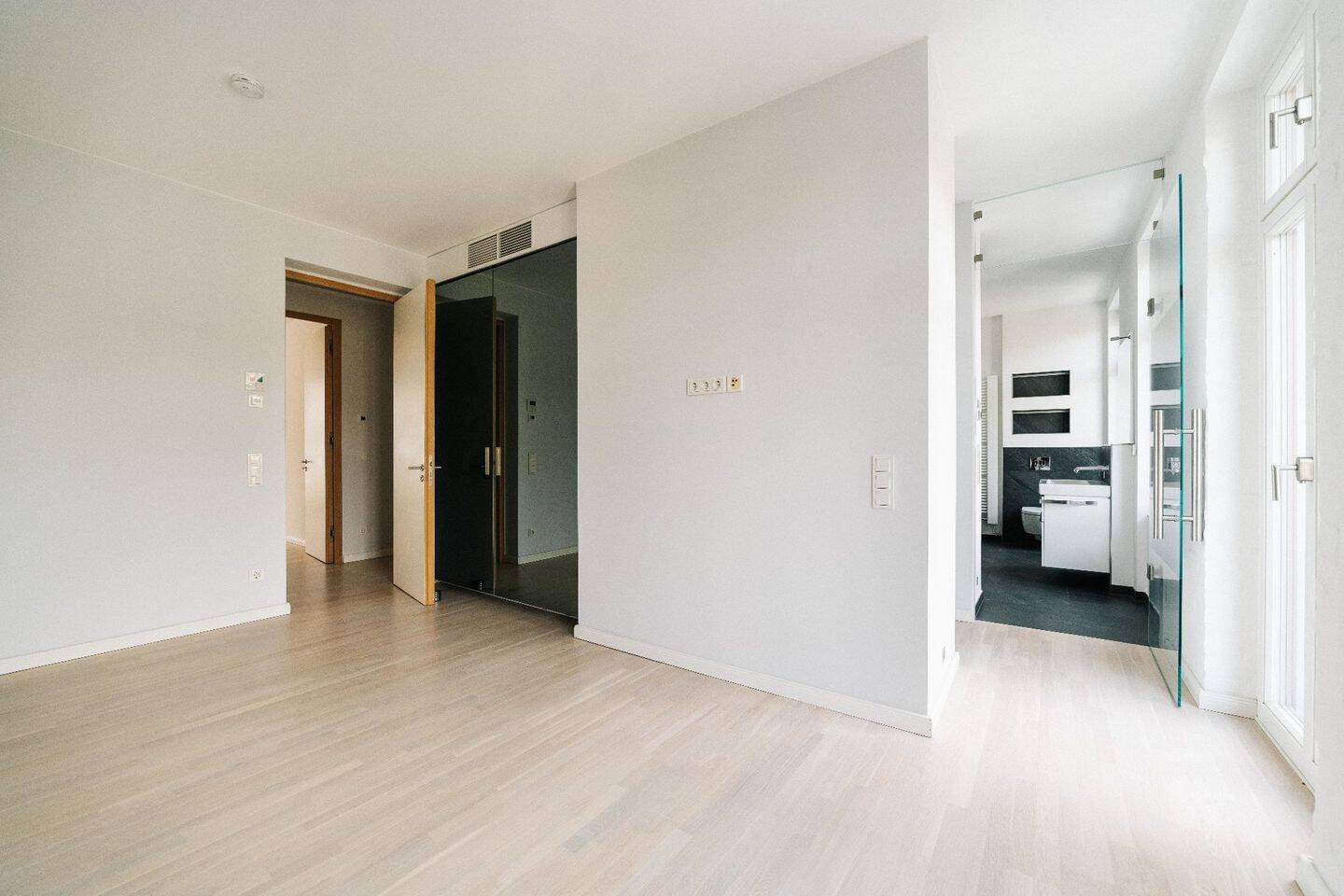 Historical charm meets modern living - exclusive apartment in an old building in the Scheunenviertel – Berlin – Vorschaubild 8