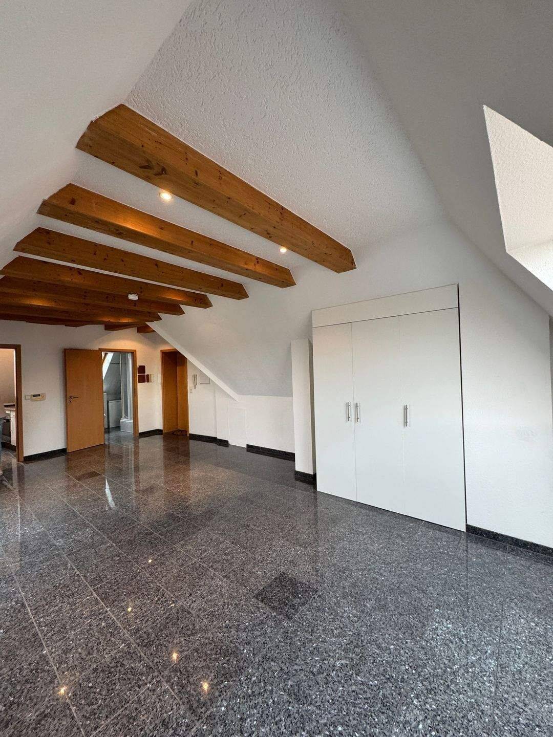 Gemütliche 1 Zimmer Wohnung mit Blick auf die Festung – Würzburg – Vorschaubild 2