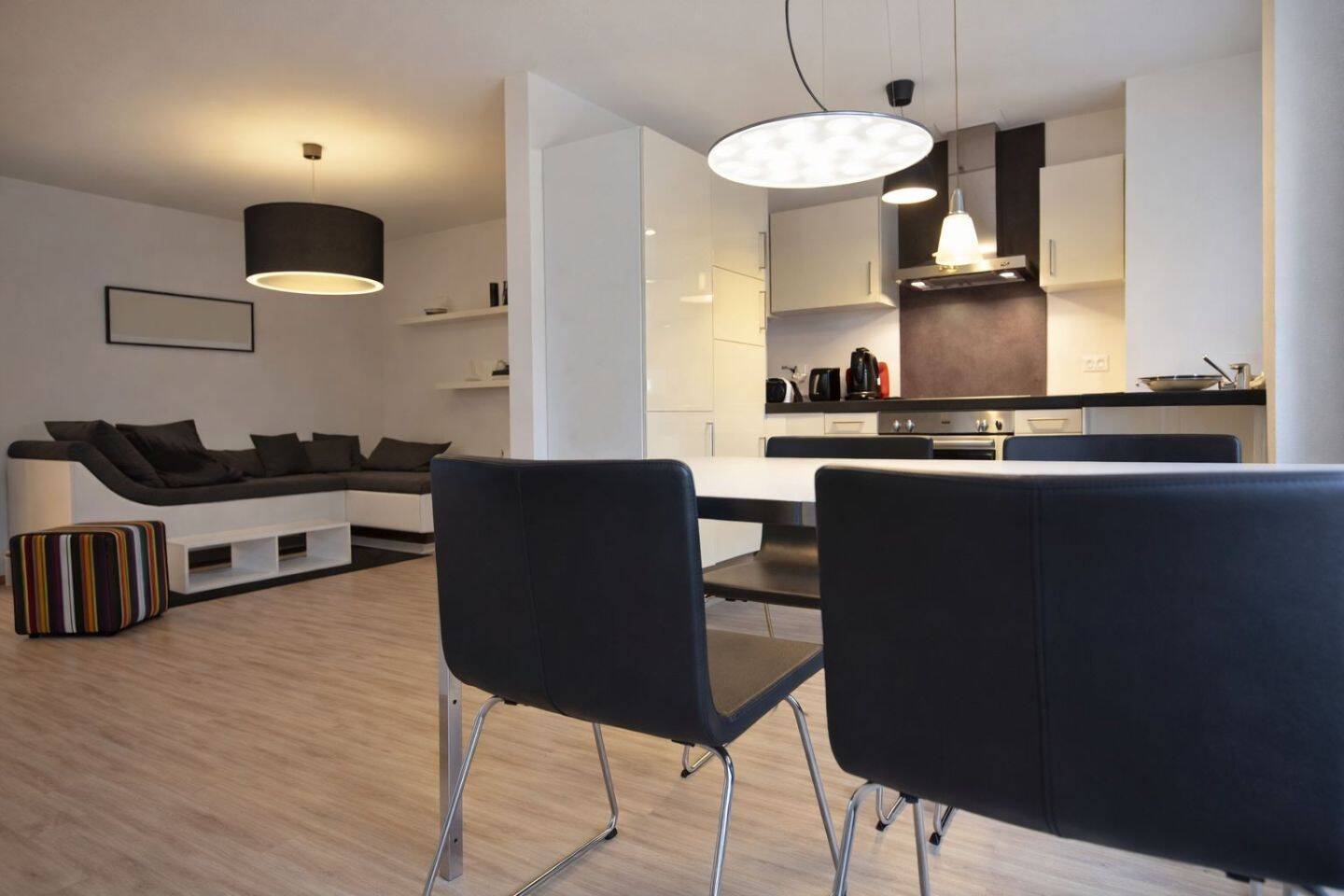 Metropolitan Living in Bestlage:Vermietete 2,5-Zi.-Boardinghouse-ETW nahe Hauptbahnhof-Europaviertel – Stuttgart – Vorschaubild 3