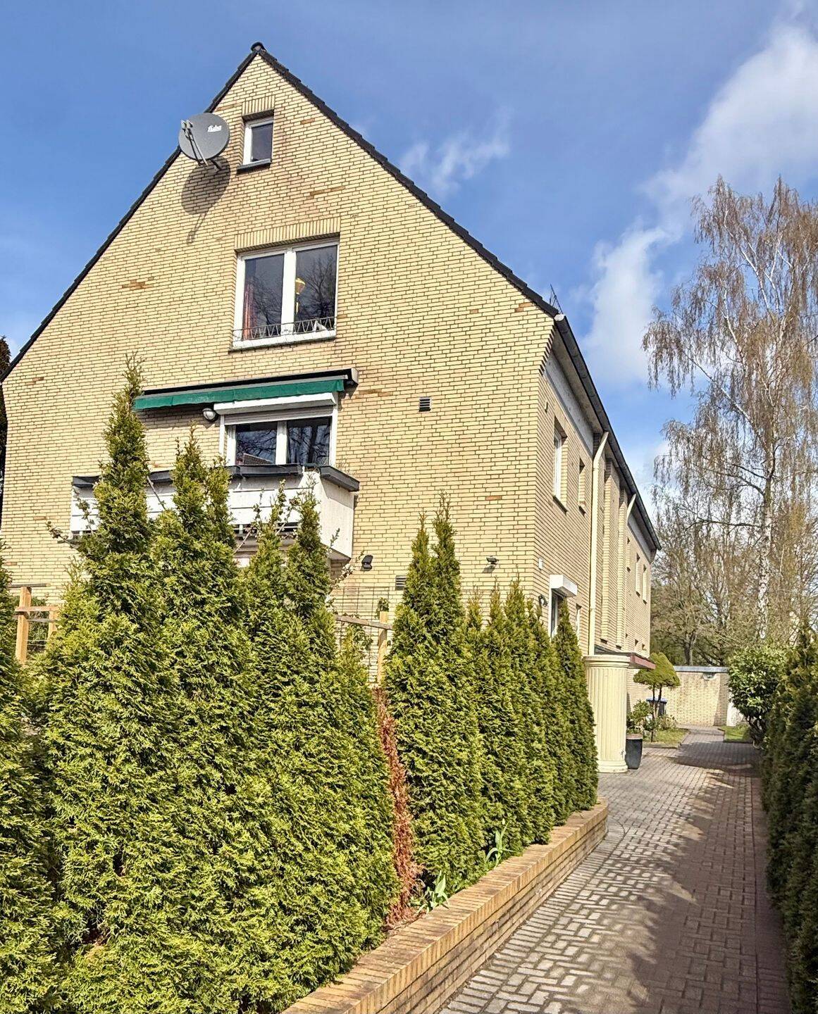 Schönes Mehrgenerationenhaus mit Einliegerwohnung und pflegeleichtem Garten