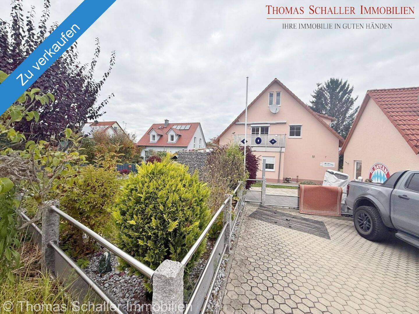 Hochwertiges 3-Familienhaus mit Einliegerwohnung, PV-Anlage & Gartenparadies – Abenberg – Bild 1 von 9