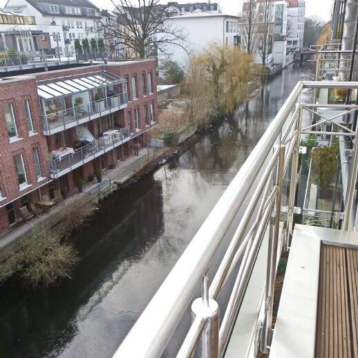 lichtdurchflutete 3 Zimmer Wohnung / Balkon/ Fahrstuhl/ Fußbodenheizung/ Tiefgaragenstellplatz / Wasserblick / teilmöbliert / ab 01.08.2026 frei – Hamburg – Vorschaubild 6