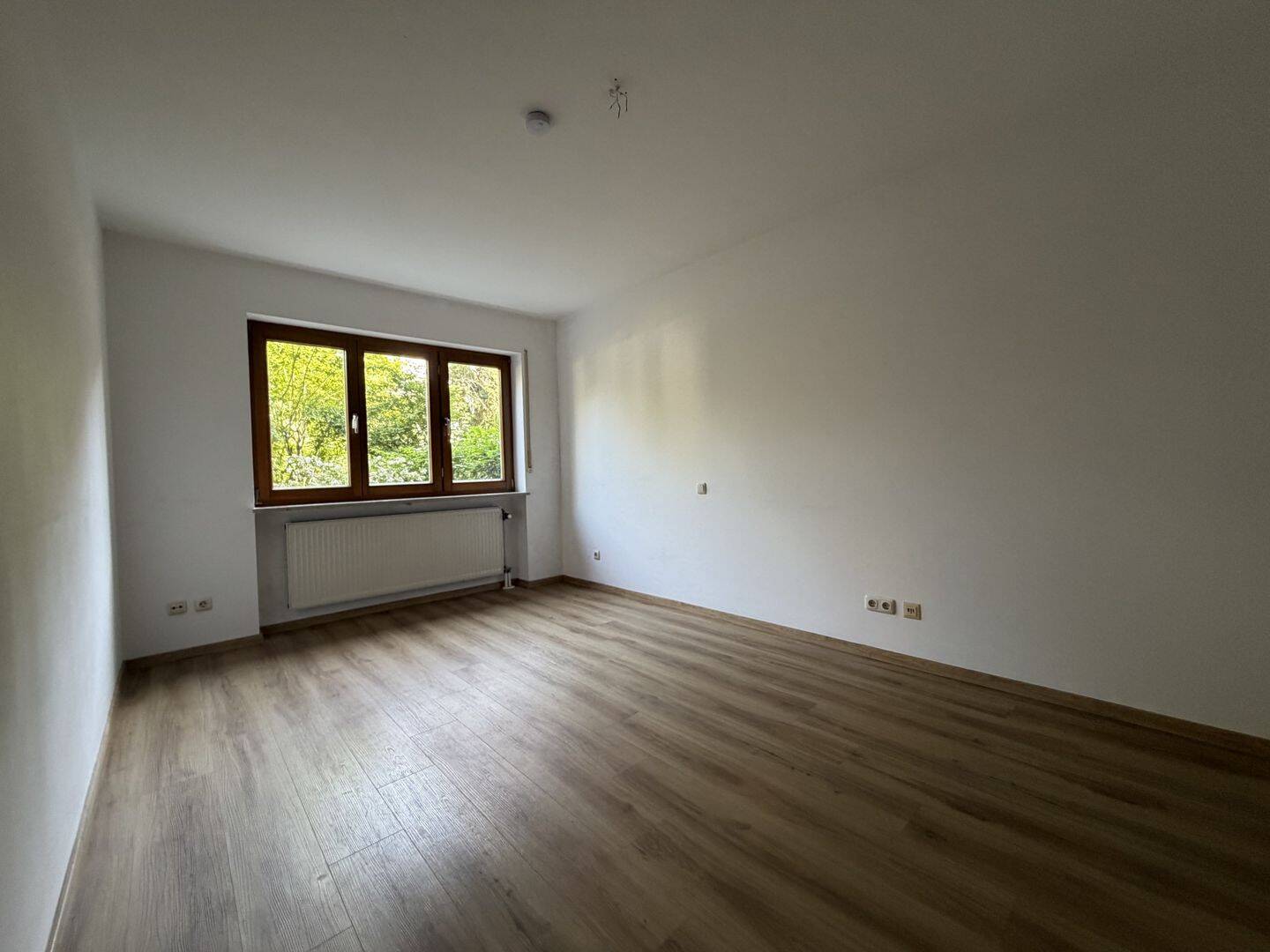 Zentral und ruhig wohnen: Sehr schöne 2-Zimmer-Wohnung mit Einbauküche und Terrasse – Erlangen – Vorschaubild 3