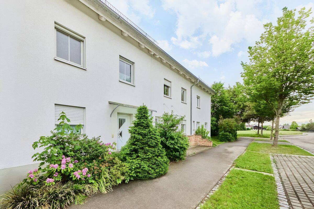 Sofort verfügbar: Familienfreundliches Reihenhaus mit 6 Zimmern, Wintergarten & Garage – Schwabmünchen – Bild 1 von 9