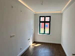 Elegant und luxuriös *dunkles Parkett * Fußbodenheizung * Lichtbänder * Tageslichtbad * Aufzug * – 4315 Leipzig – Vorschaubild 8