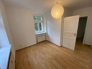 charmante 2-Raum-Wohnung mit kleiner Küchenzeile, Wintergarten und PKW-Stellplatz – 1277 Dresden – Vorschaubild 2