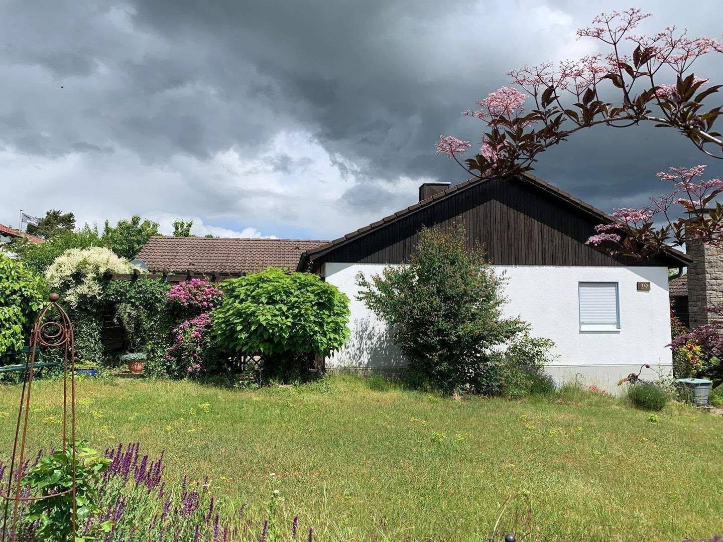 Winkelbungalow mit Wohlfühlcharakter | Ruhige Lage, schöner Garten, viel Platz – Würzburg – Vorschaubild 2