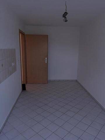 Gemütliche DG 3-Zimmer Wohnung mit Laminat und Wannenbad in guter Lage. – Chemnitz – Vorschaubild 6
