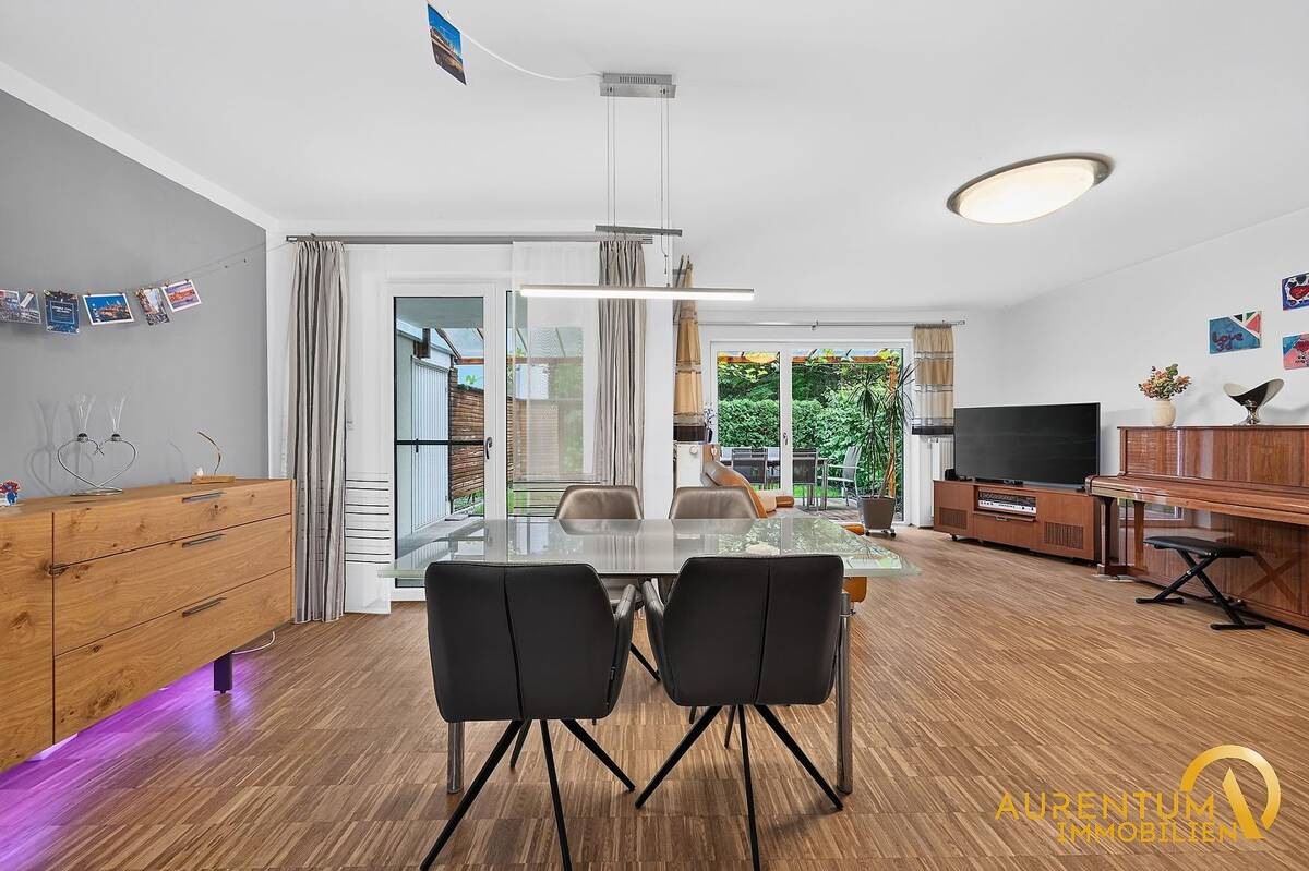 Reinkommen und Wohlfühlen - Großzügiges Reihenendhaus mit Dachstudio, Sauna und Garten in Regensburg – 93051 Regensburg – Bild 1 von 6