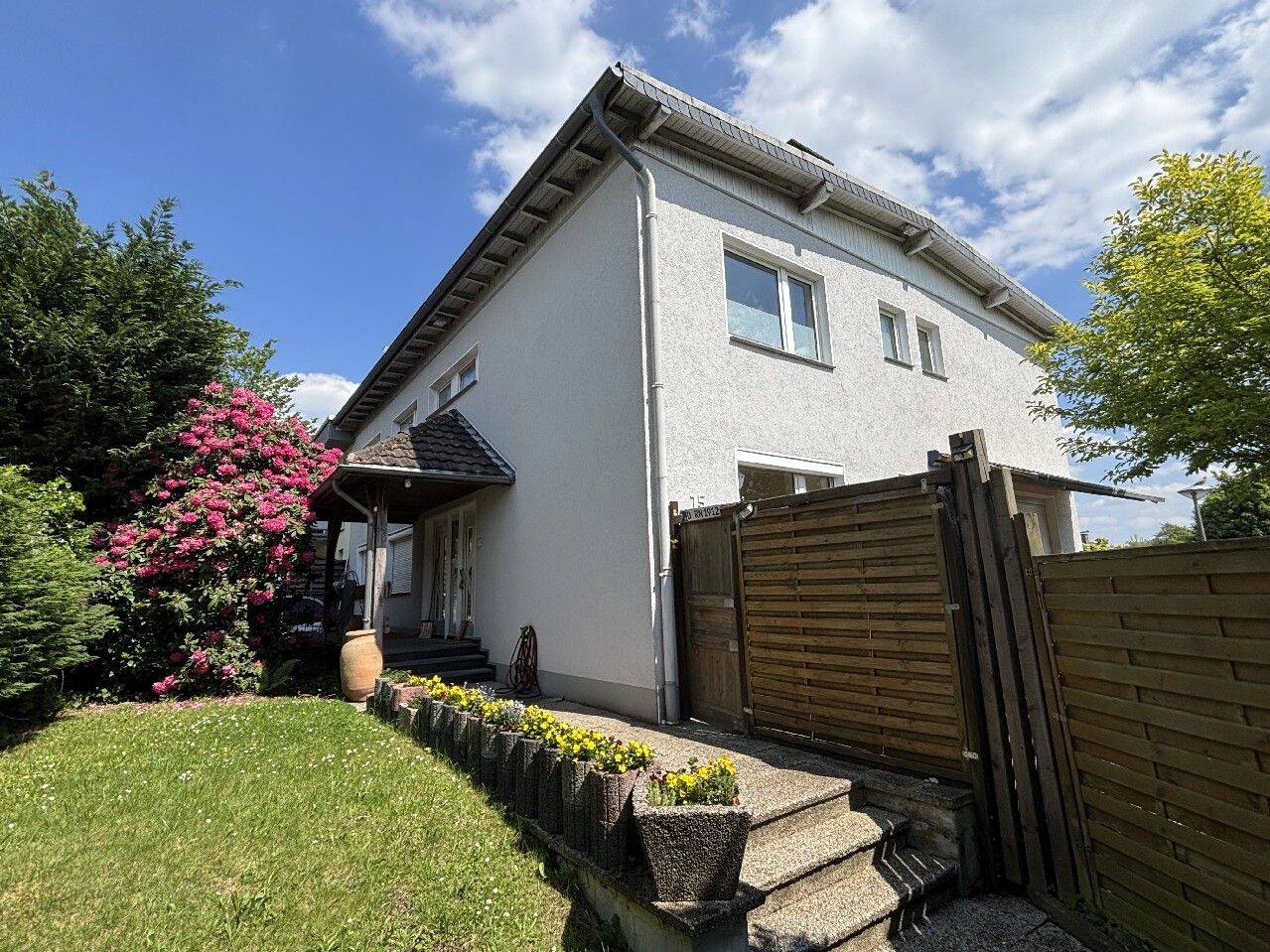 Helle und freundliche 5-Zimmer-ETW mit Garten, Terrasse und 2 Stellplätzen !